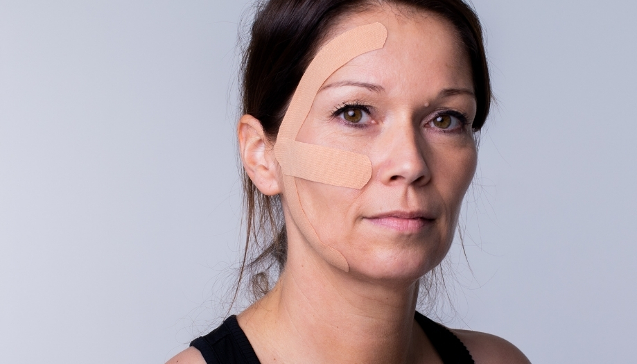 Gezicht en kaak tapen — CureTape kinesiologie tape instructies