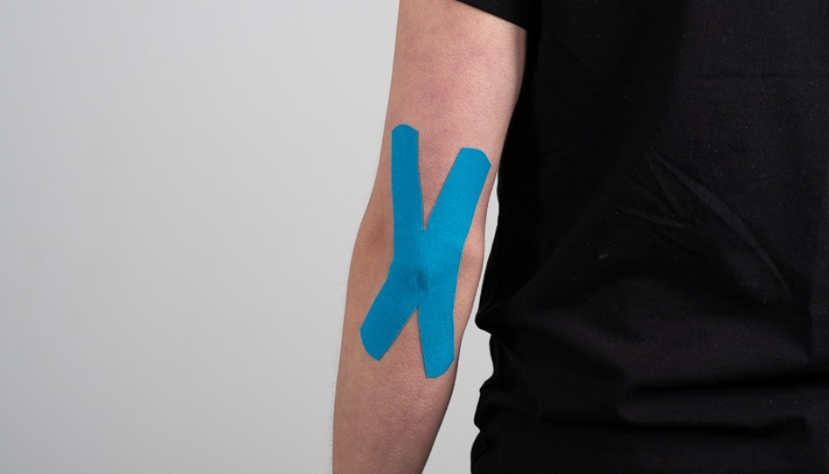Elleboog tapen — CureTape kinesiologie tape instructies