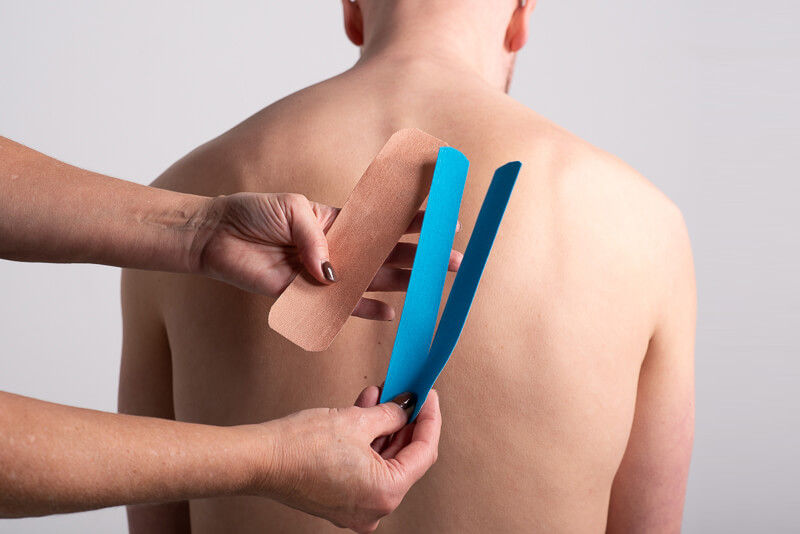 Paso 1 — Cortar el kinesiotape para la artrosis cervical